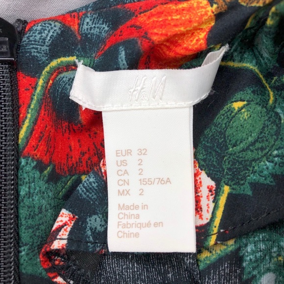 💥2/18💥H&M Black Multi-Color Floral Puffy Sleeve - Picture 7 of 7